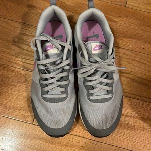 Nike Women’s Sneaker 7